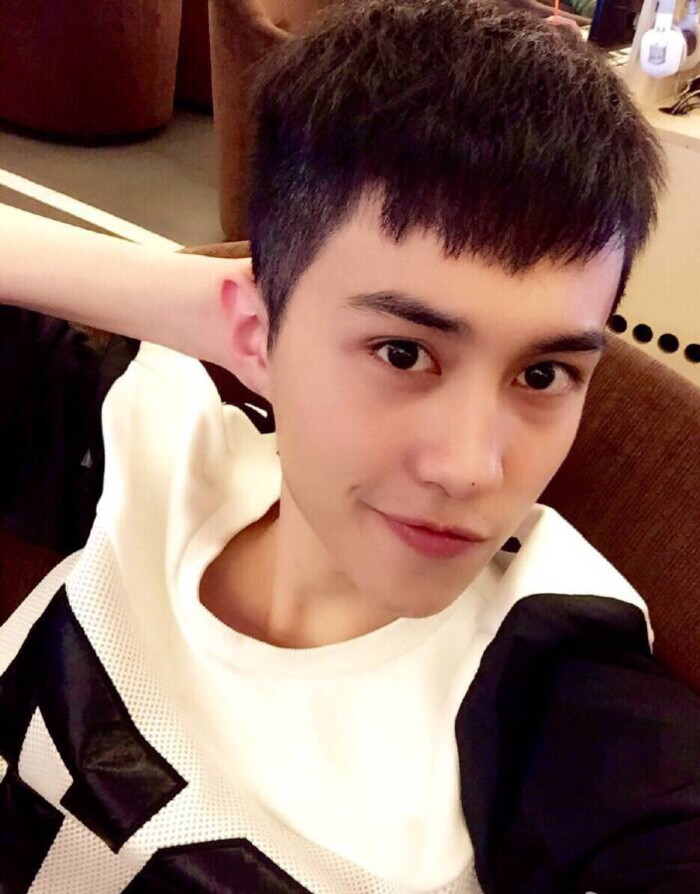 徐杨童鞋～大家搜围脖就可以找到他喔(62 62)