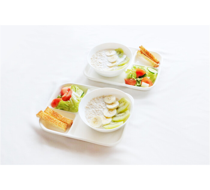 11月17日,水果牛奶燕麦粥,蔬菜沙拉和烤吐…-