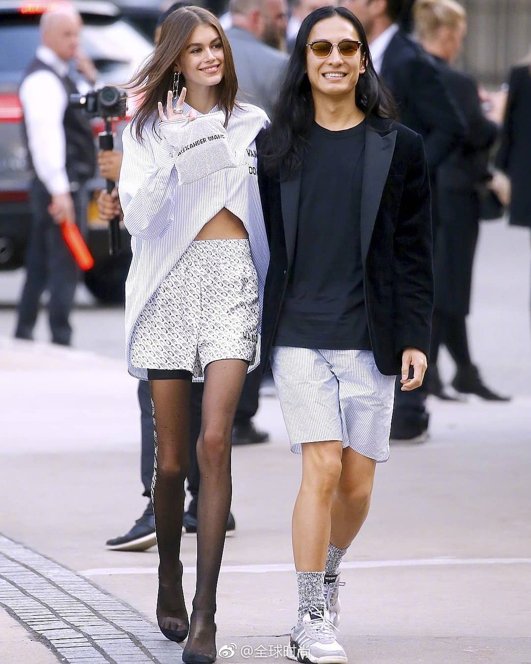 kaiagerber# 身穿alexander wang出席活动,蓝色条纹衬衫配短裤,简洁