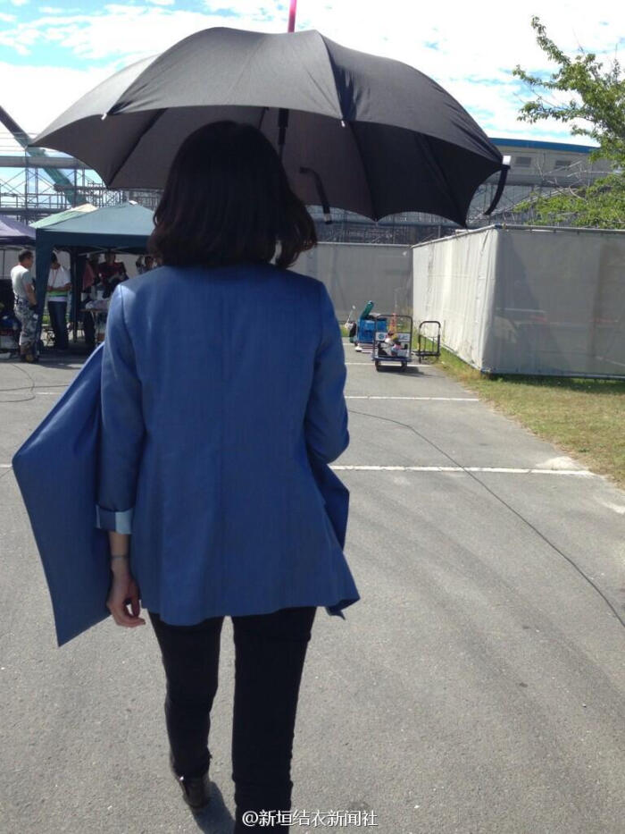 gakki今天依旧在拍摄中,撑伞的背影帝,天气越来越热了,姑娘加油吧