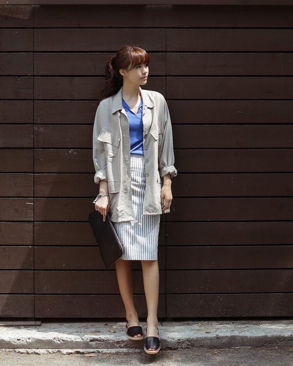 米色工装风外套搭配条纹半裙,咖色手包,显…-堆