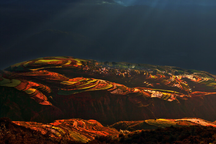 东川红土地位于昆明市东川区西南40多公里…