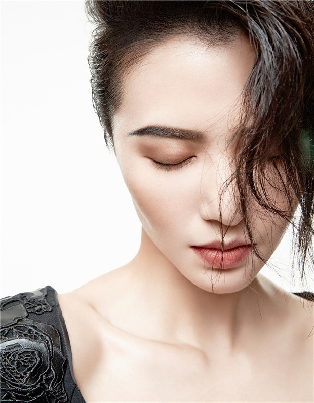 【谭维维 曝前卫大片 帅气湿发造型个性十足…