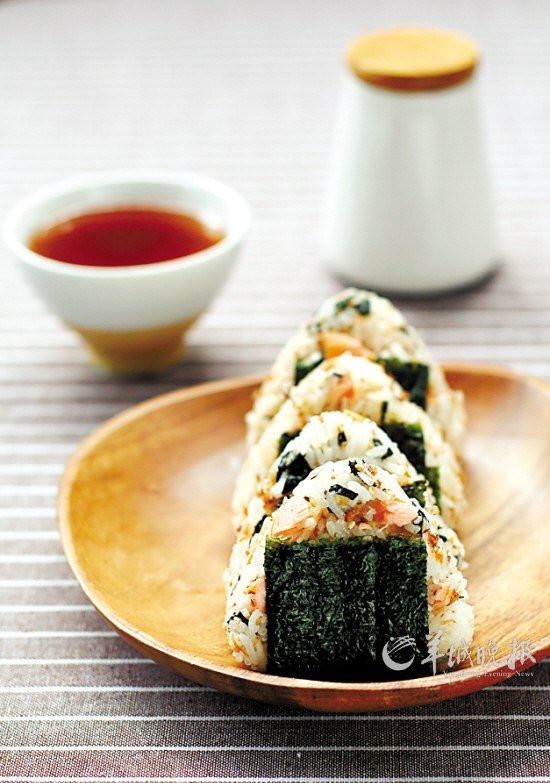 【鲑鱼梅子饭团】原料:鲑鱼(三文鱼)一长…-堆