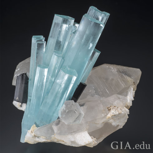 产自巴基斯坦的海蓝宝石原石晶体看上去如同…