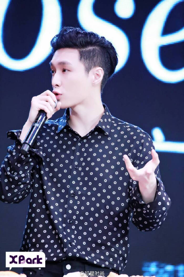 喜欢张艺兴笑的时候嘴角向下压的样子小王子的