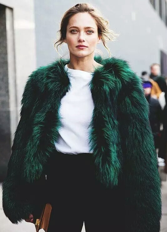 白色内搭组合墨绿色的外套, 鲜亮差异大的…-堆