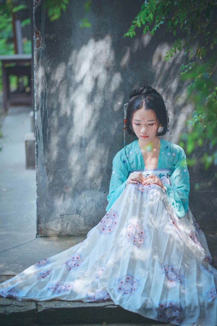 和羞走.倚门回首.却把青梅嗅。-堆糖,美好生活