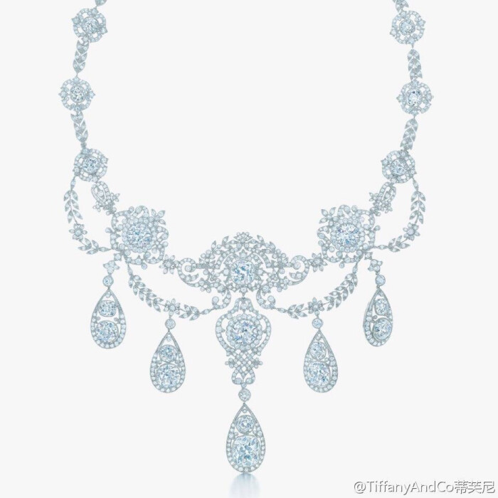 此款经典花环风格的钻石项链,是蒂芙尼于19…