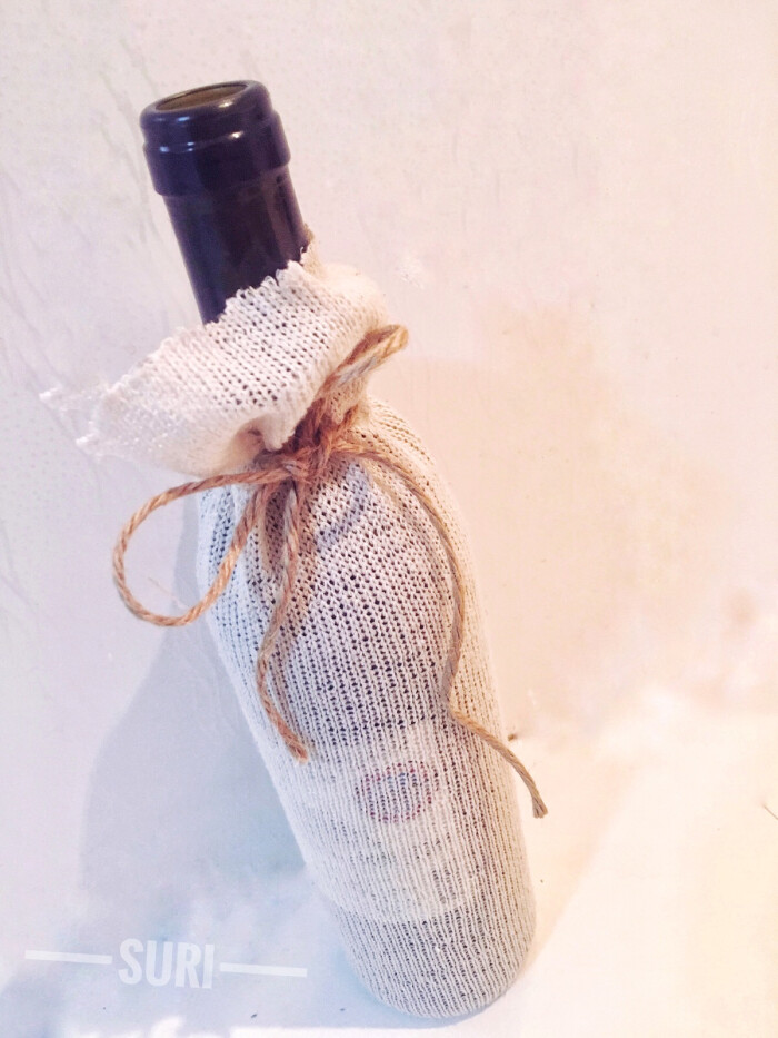 红酒瓶改造,材料用了毛衣袖子、麻绳。-堆糖,美