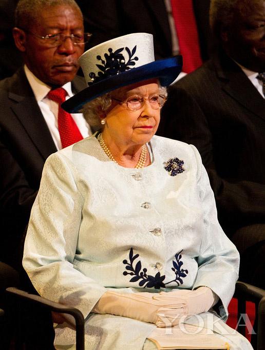 英女王还有一枚蓝宝石钻石花蕾胸针出现的频…