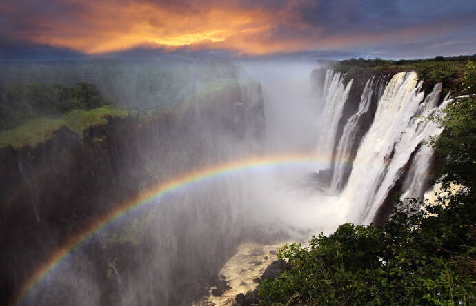 维多利亚瀑布(victoria falls)位于非洲南部赞比西河中游的巴托卡峡谷