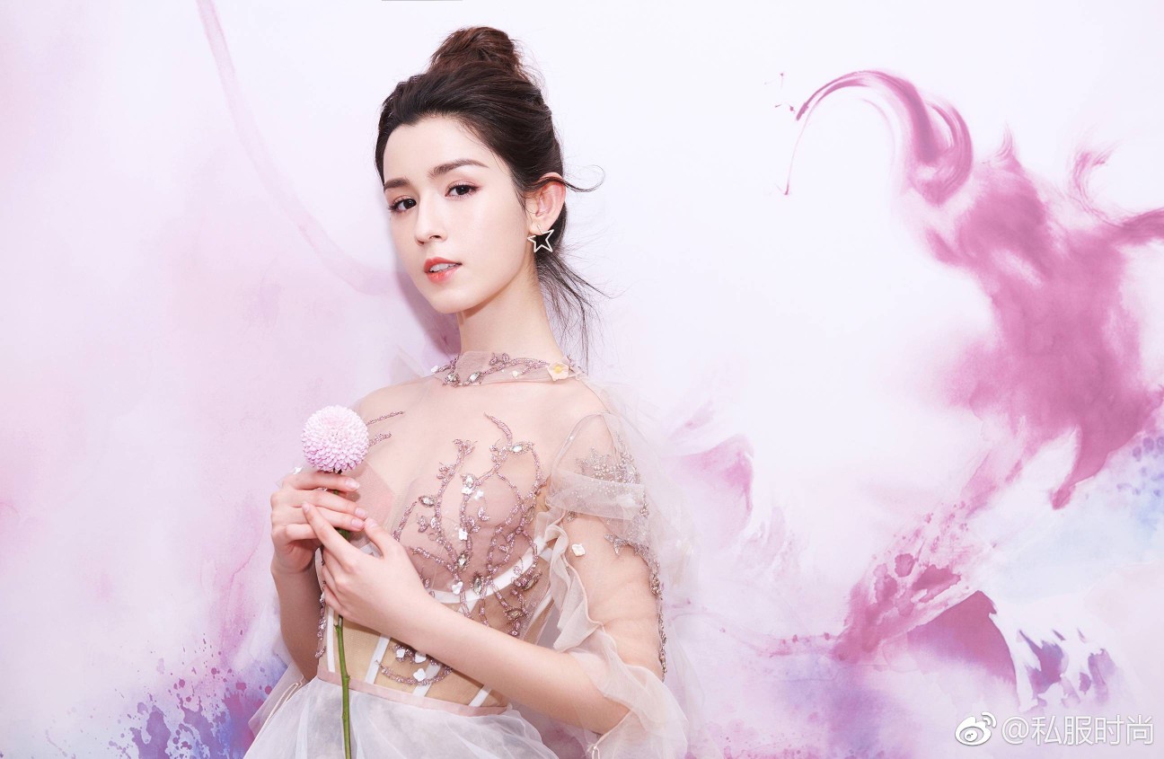 浙江卫视跨年演唱会哈妮克孜,身着薄纱礼服搭配丸子头,很清新的小仙女