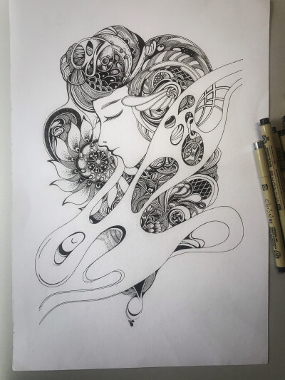 花朵的黑白装饰画